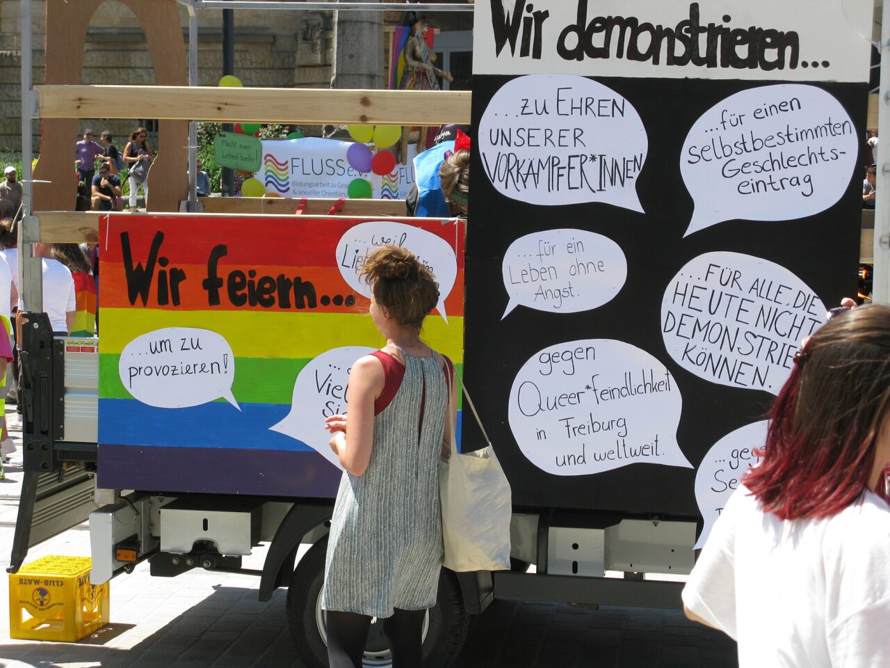 CSD Freiburg 2018, einige Statements (Foto: Andreas Schwarzkopf, CC BY-SA 3.0)